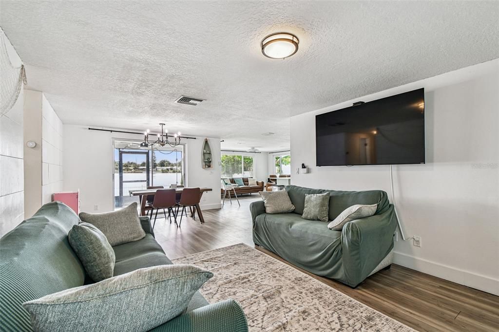 For Sale: $375,000 (2 beds, 2 baths, 1126 Square Feet)