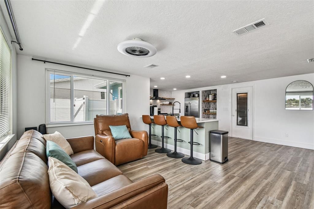 For Sale: $375,000 (2 beds, 2 baths, 1126 Square Feet)