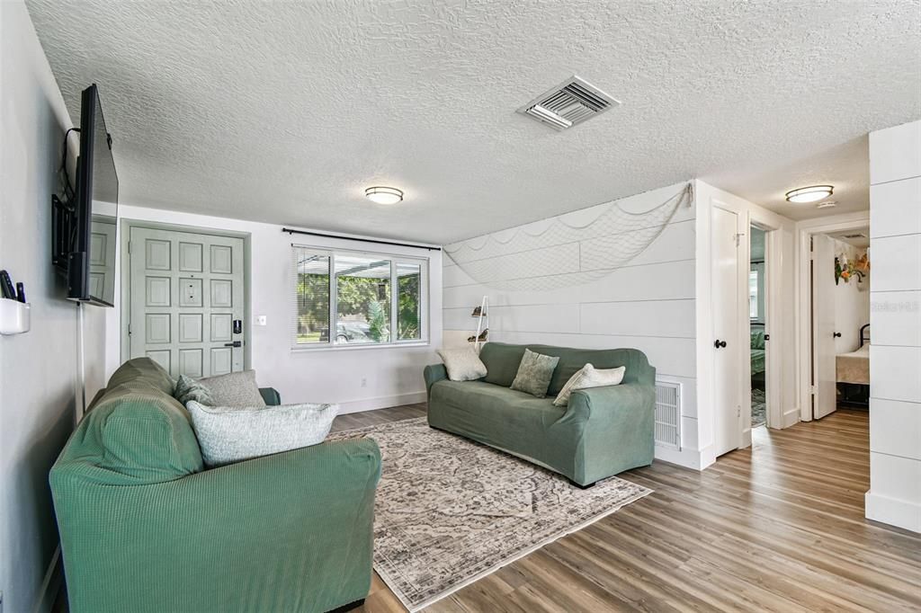 For Sale: $375,000 (2 beds, 2 baths, 1126 Square Feet)