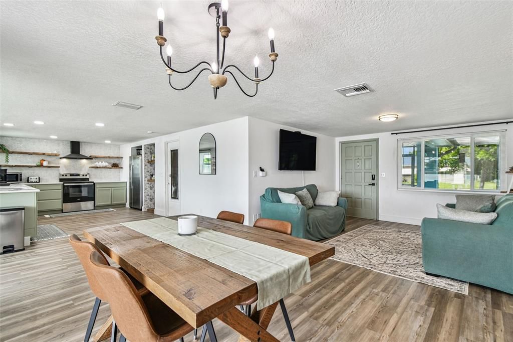 For Sale: $375,000 (2 beds, 2 baths, 1126 Square Feet)