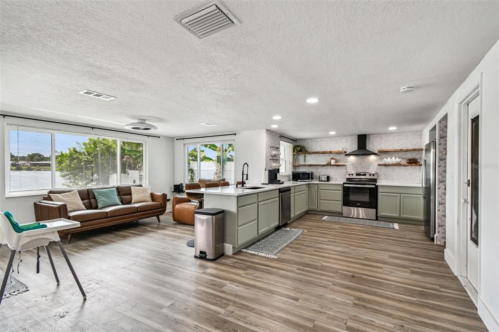 For Sale: $375,000 (2 beds, 2 baths, 1126 Square Feet)