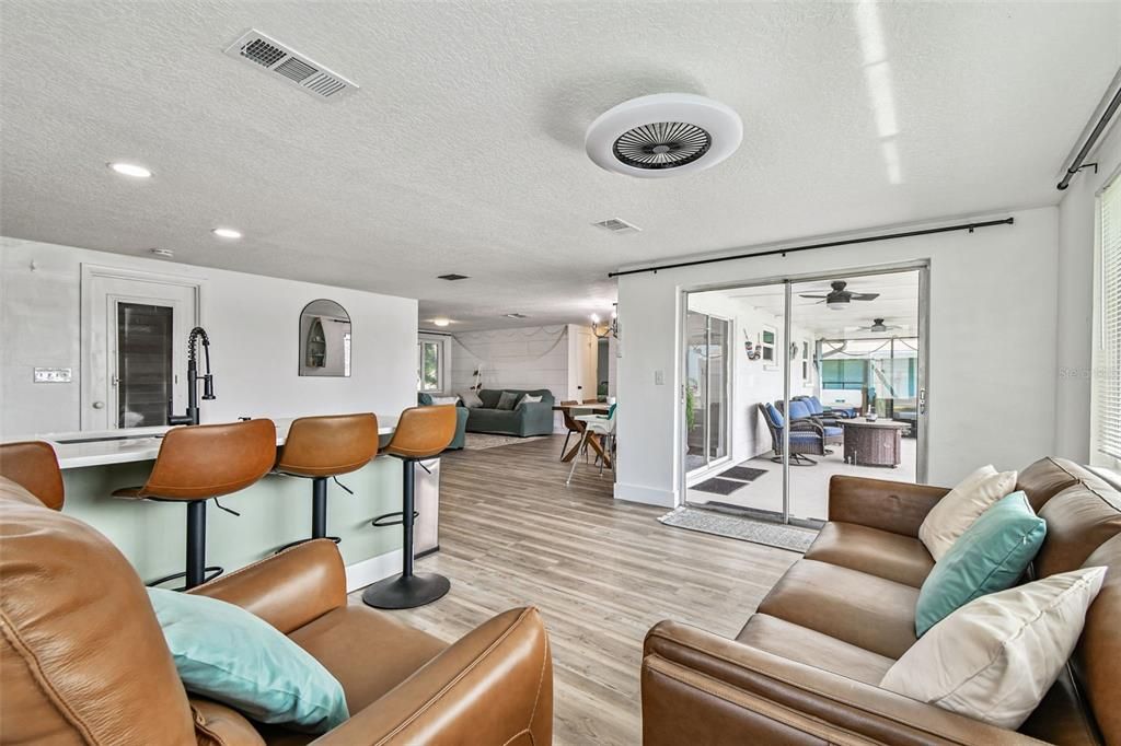 For Sale: $375,000 (2 beds, 2 baths, 1126 Square Feet)