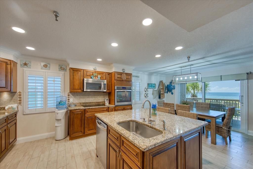 合同活跃: $999,000 (2 贝兹, 2 浴室, 1186 平方英尺)