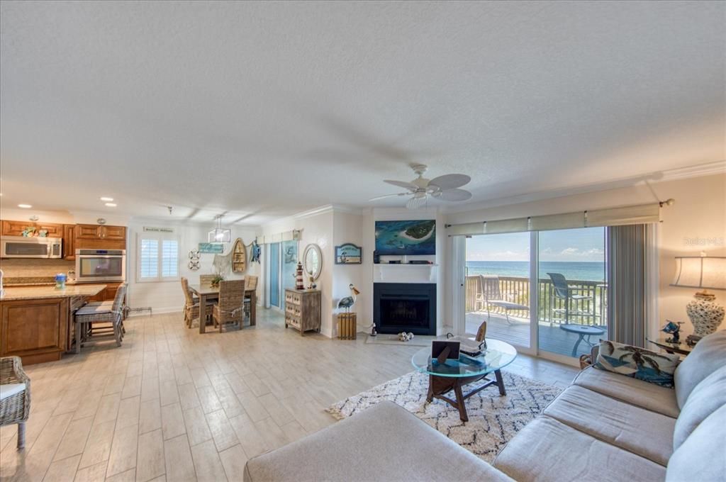 合同活跃: $999,000 (2 贝兹, 2 浴室, 1186 平方英尺)