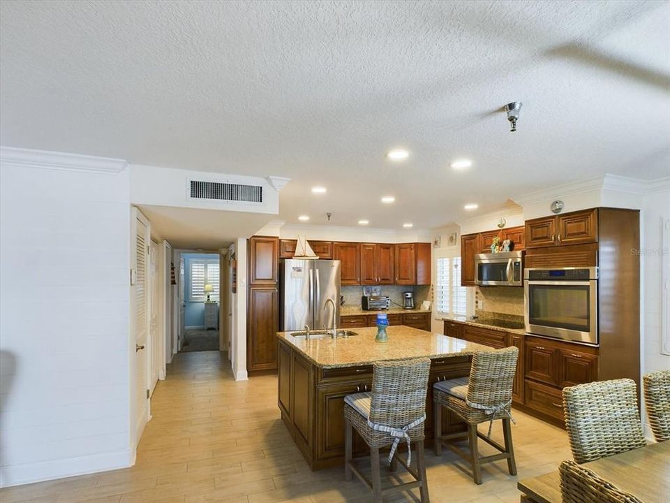 合同活跃: $999,000 (2 贝兹, 2 浴室, 1186 平方英尺)