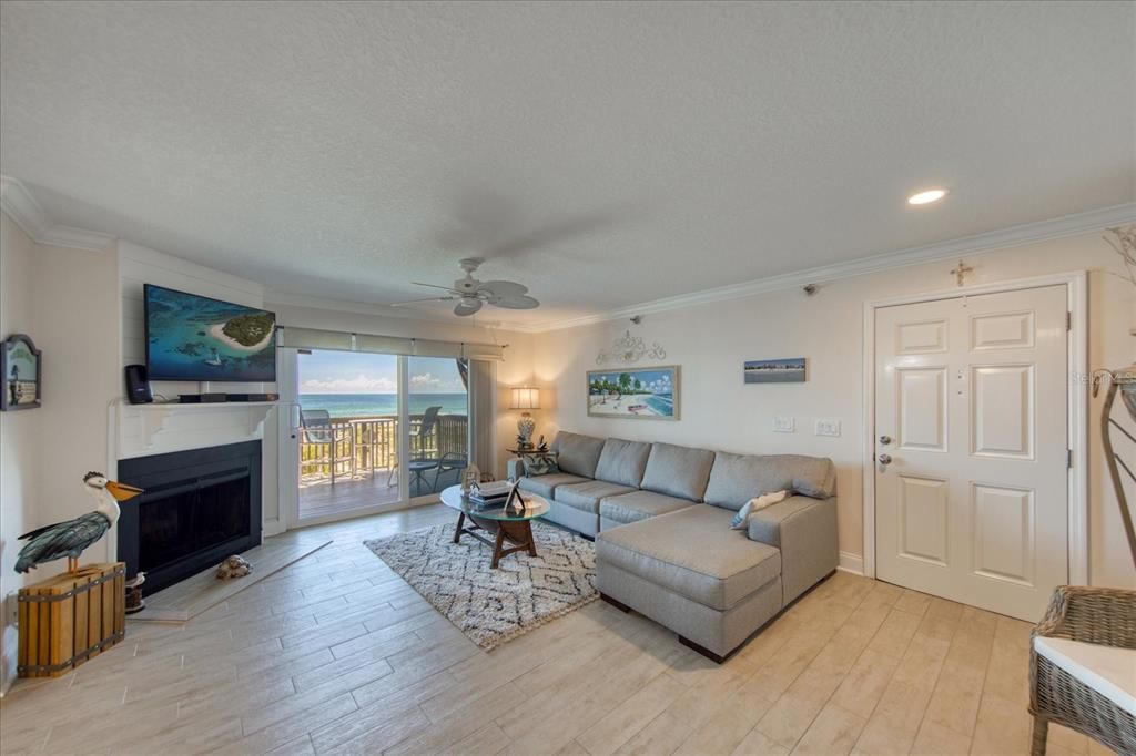 合同活跃: $999,000 (2 贝兹, 2 浴室, 1186 平方英尺)