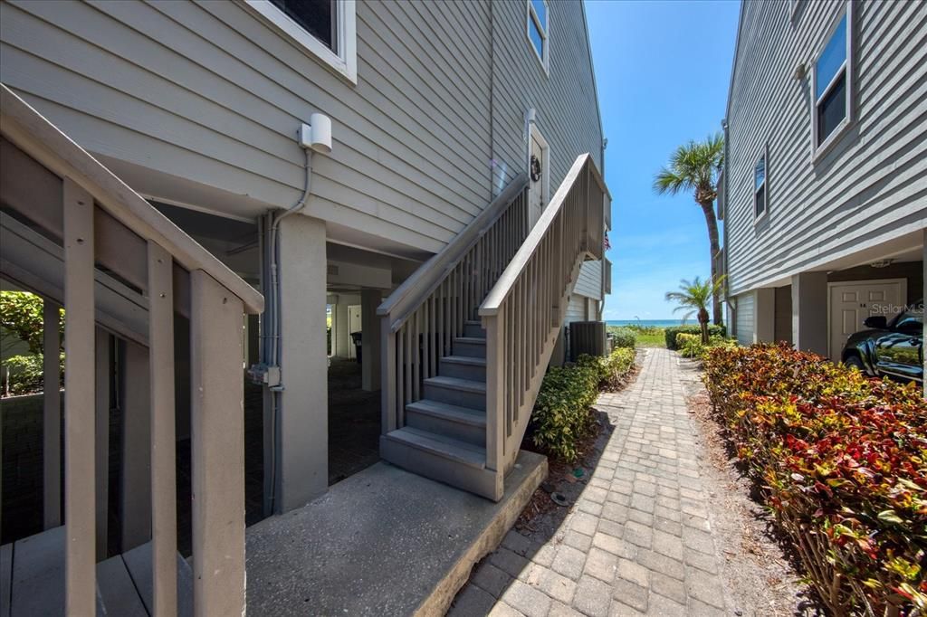 合同活跃: $999,000 (2 贝兹, 2 浴室, 1186 平方英尺)