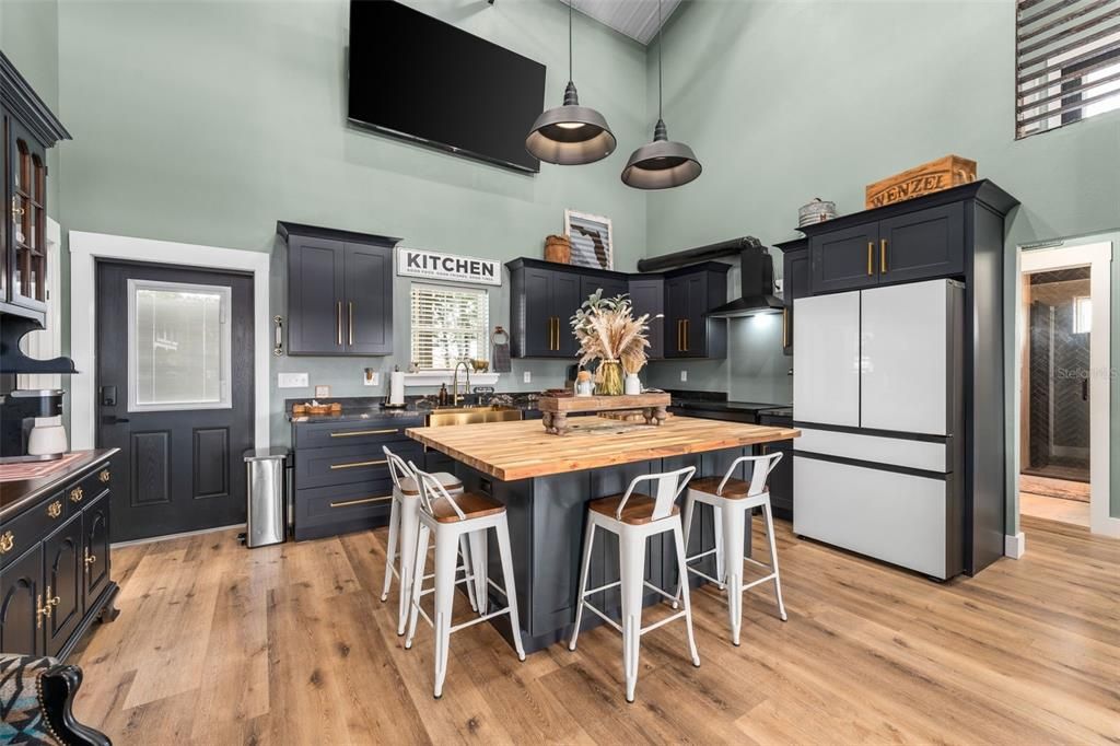 For Sale: $1,095,000 (3 beds, 2 baths, 2200 Square Feet)