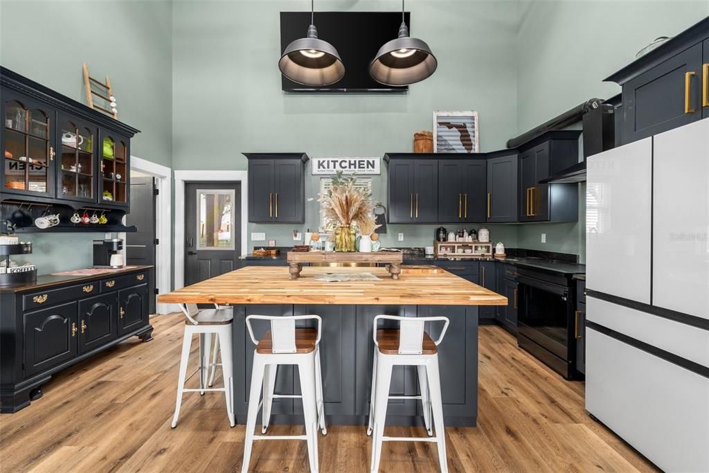 For Sale: $1,095,000 (3 beds, 2 baths, 2200 Square Feet)