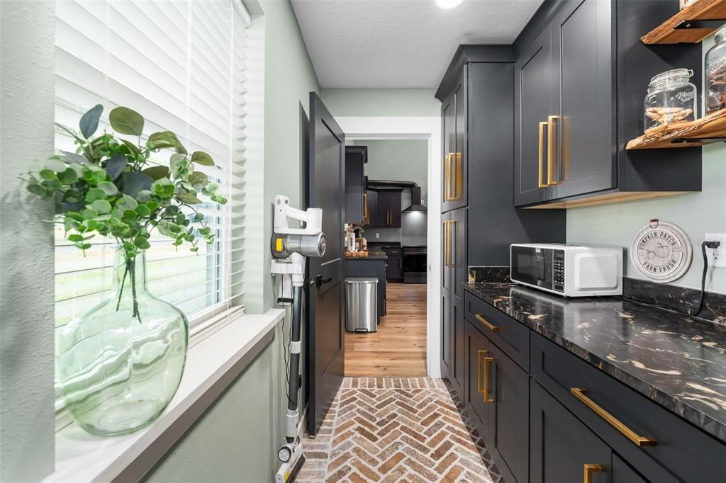 For Sale: $1,095,000 (3 beds, 2 baths, 2200 Square Feet)