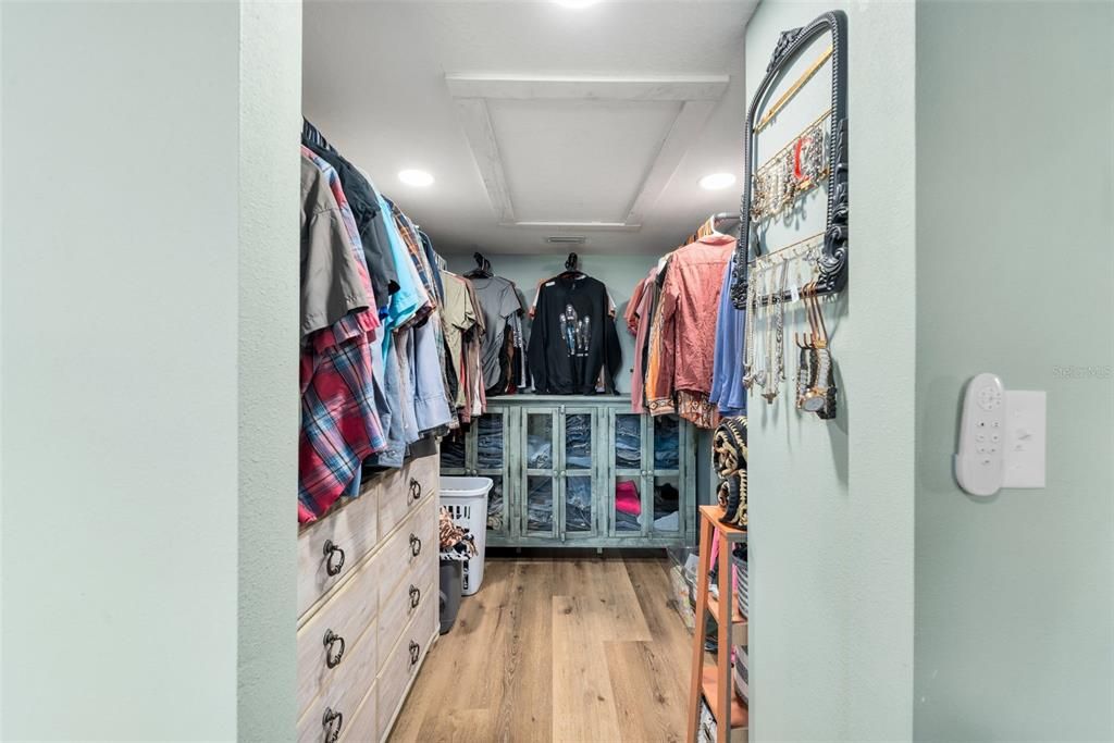 For Sale: $1,095,000 (3 beds, 2 baths, 2200 Square Feet)