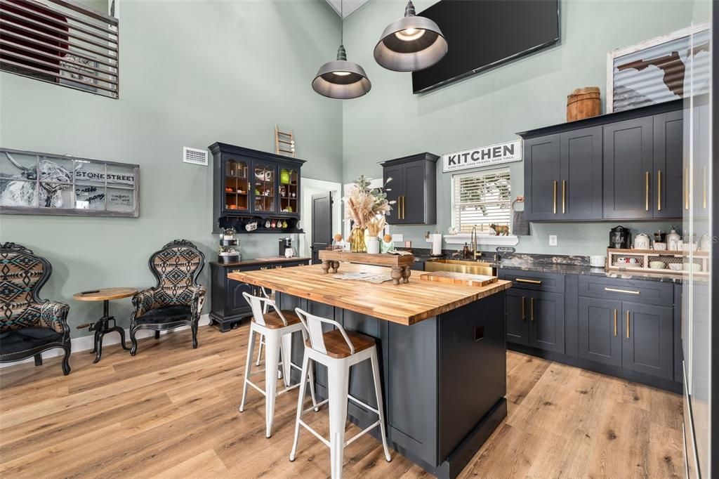 For Sale: $1,095,000 (3 beds, 2 baths, 2200 Square Feet)