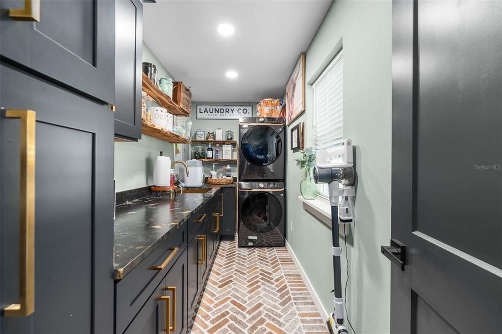 For Sale: $1,095,000 (3 beds, 2 baths, 2200 Square Feet)