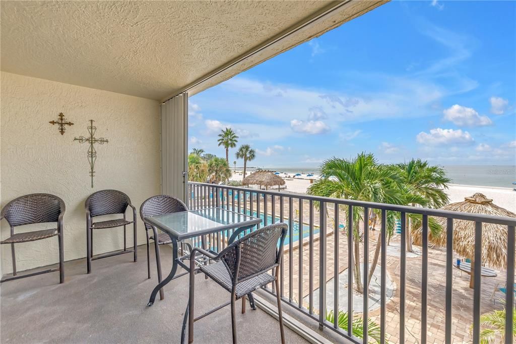 For Sale: $599,000 (1 beds, 1 baths, 865 Square Feet)