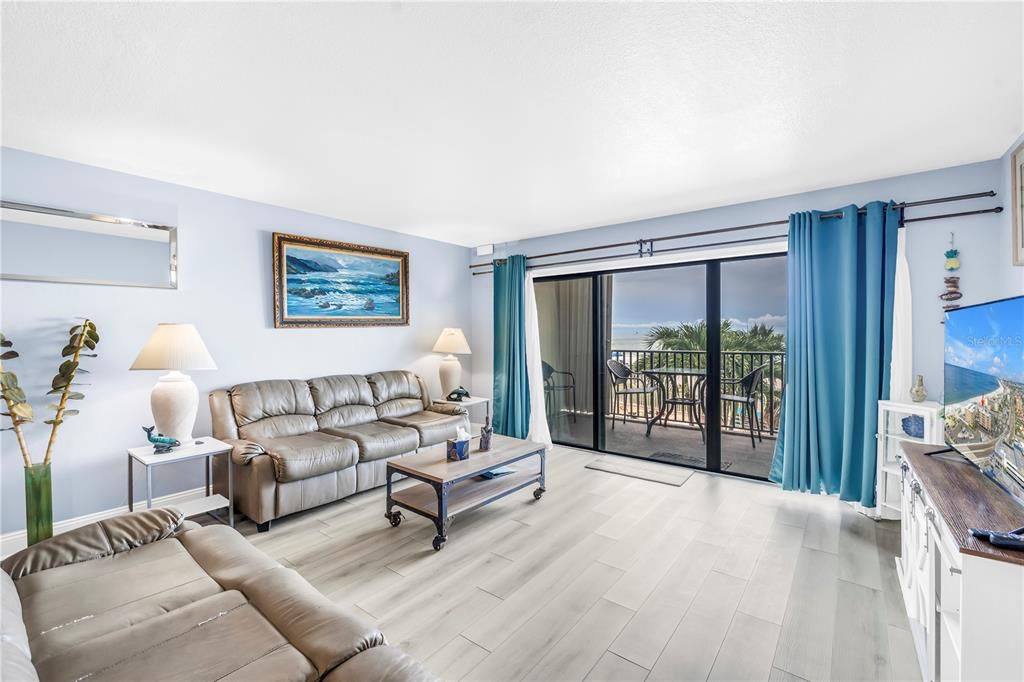 For Sale: $599,000 (1 beds, 1 baths, 865 Square Feet)