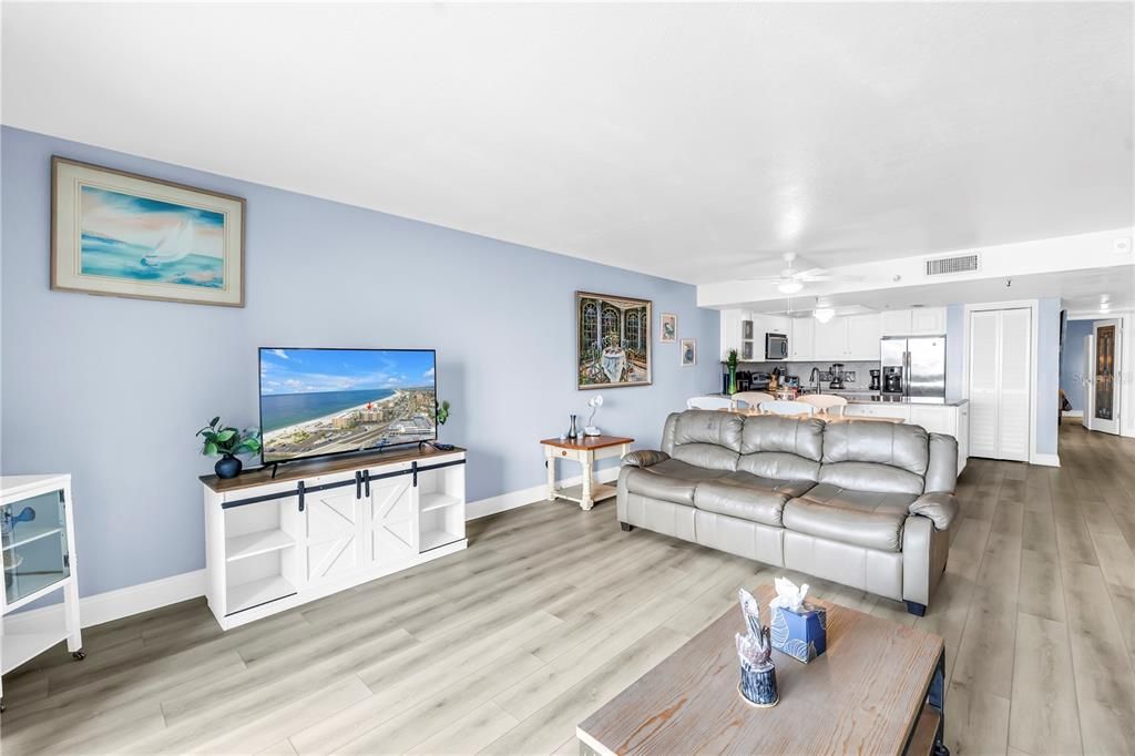 For Sale: $599,000 (1 beds, 1 baths, 865 Square Feet)