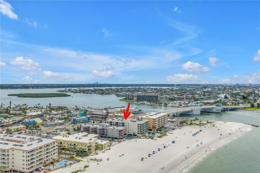 For Sale: $599,000 (1 beds, 1 baths, 865 Square Feet)