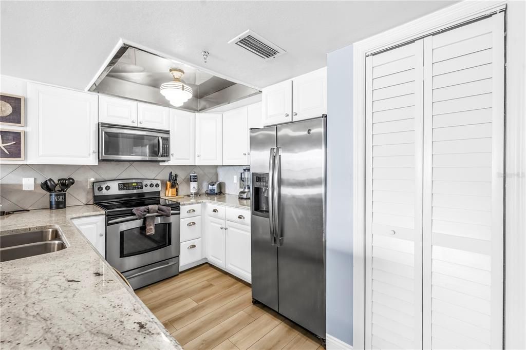 For Sale: $599,000 (1 beds, 1 baths, 865 Square Feet)