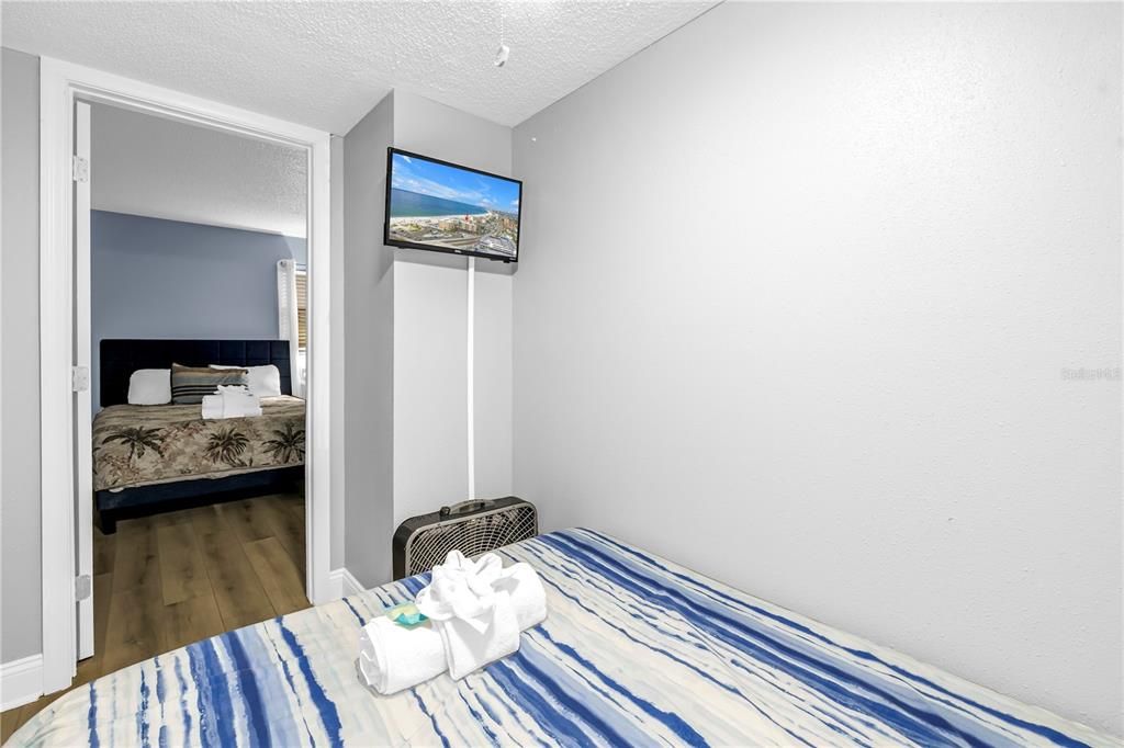 For Sale: $599,000 (1 beds, 1 baths, 865 Square Feet)