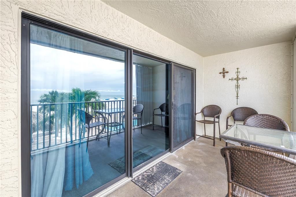 For Sale: $599,000 (1 beds, 1 baths, 865 Square Feet)