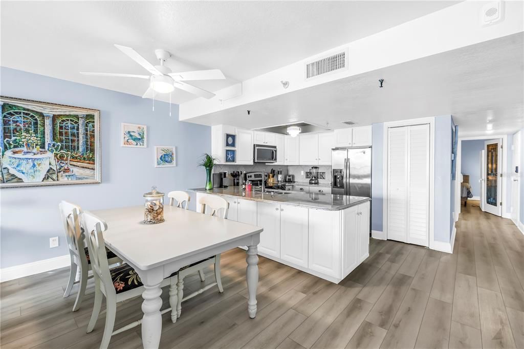 For Sale: $599,000 (1 beds, 1 baths, 865 Square Feet)