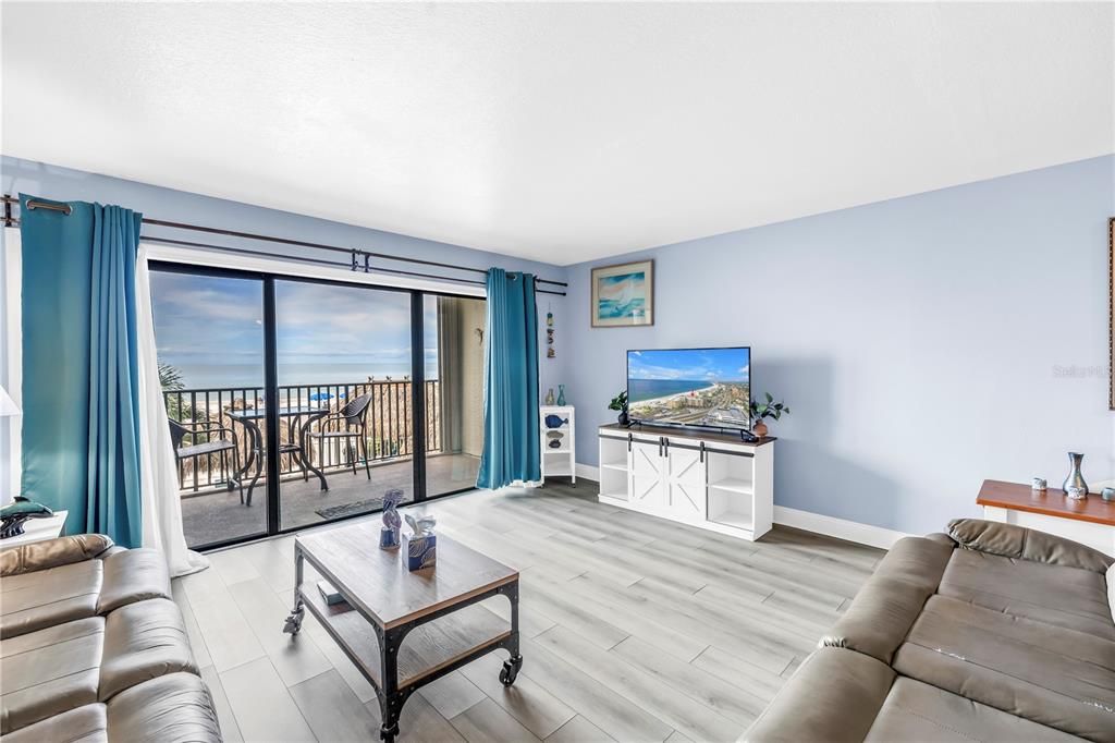 For Sale: $599,000 (1 beds, 1 baths, 865 Square Feet)