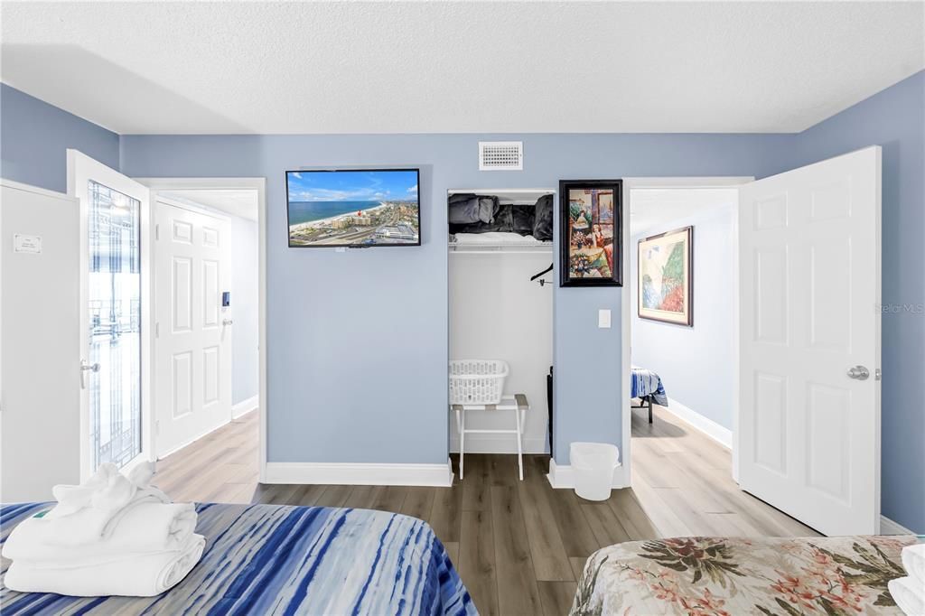 For Sale: $599,000 (1 beds, 1 baths, 865 Square Feet)