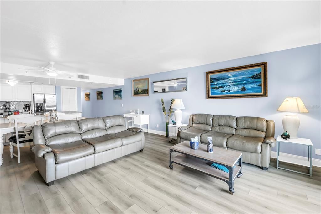 For Sale: $599,000 (1 beds, 1 baths, 865 Square Feet)