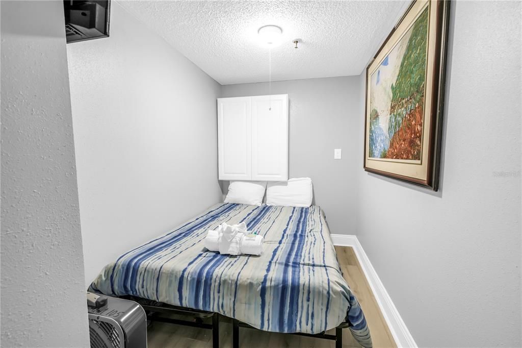 For Sale: $599,000 (1 beds, 1 baths, 865 Square Feet)