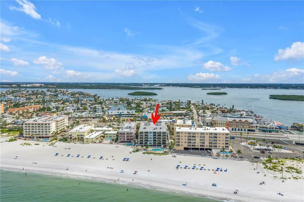 For Sale: $599,000 (1 beds, 1 baths, 865 Square Feet)