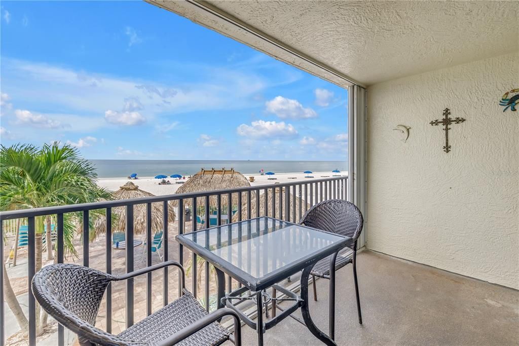 For Sale: $599,000 (1 beds, 1 baths, 865 Square Feet)