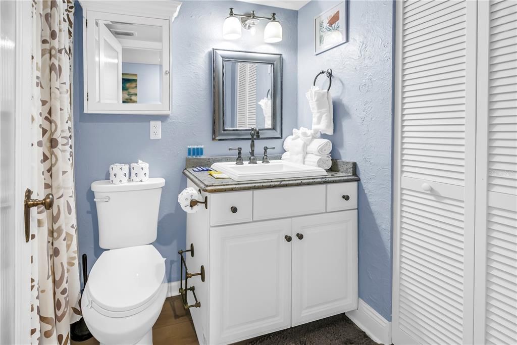 For Sale: $599,000 (1 beds, 1 baths, 865 Square Feet)