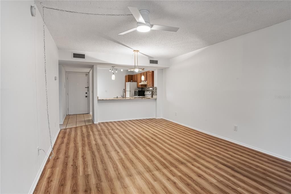 Под контрактом: $194,900 (2 спален, 2 ванн, 955 Квадратных фут)