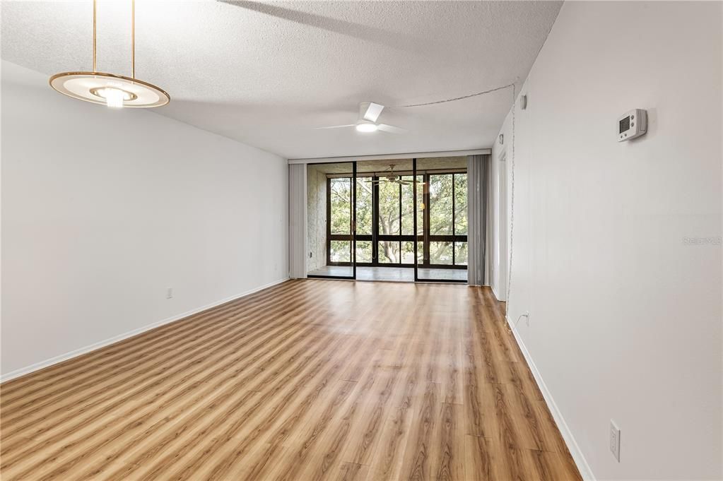 Под контрактом: $194,900 (2 спален, 2 ванн, 955 Квадратных фут)