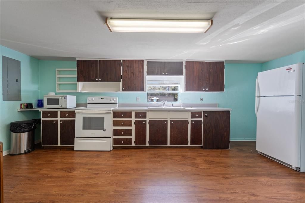 На продажу: $159,900 (2 спален, 1 ванн, 912 Квадратных фут)