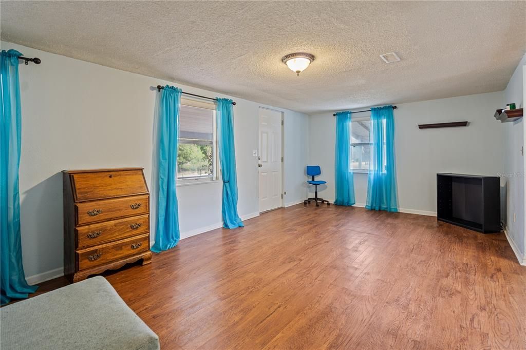 На продажу: $159,900 (2 спален, 1 ванн, 912 Квадратных фут)