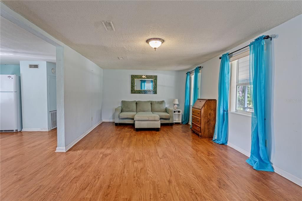 На продажу: $159,900 (2 спален, 1 ванн, 912 Квадратных фут)