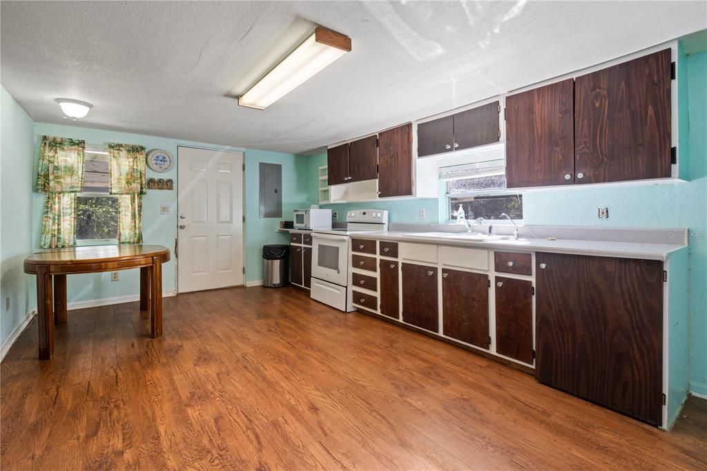 На продажу: $159,900 (2 спален, 1 ванн, 912 Квадратных фут)