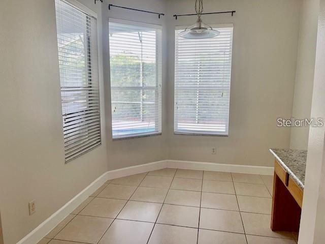 合同活跃: $3,500 (4 贝兹, 3 浴室, 2415 平方英尺)