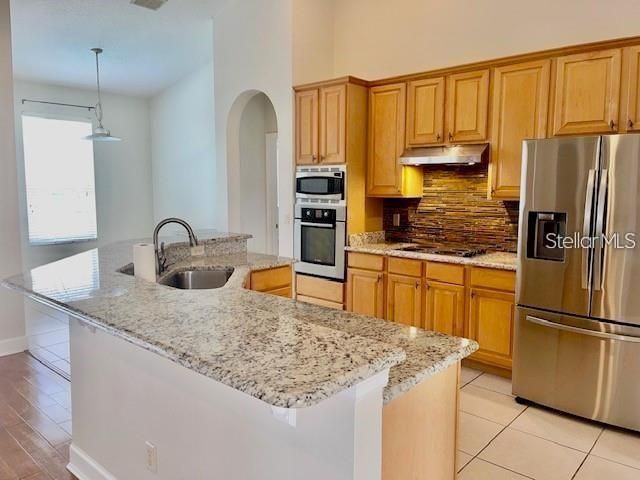 合同活跃: $3,500 (4 贝兹, 3 浴室, 2415 平方英尺)