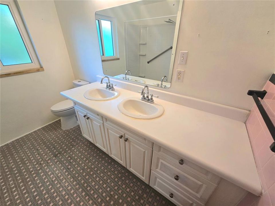 Active With Contract: $245,000 (3 beds, 2 baths, 1476 Square Feet)