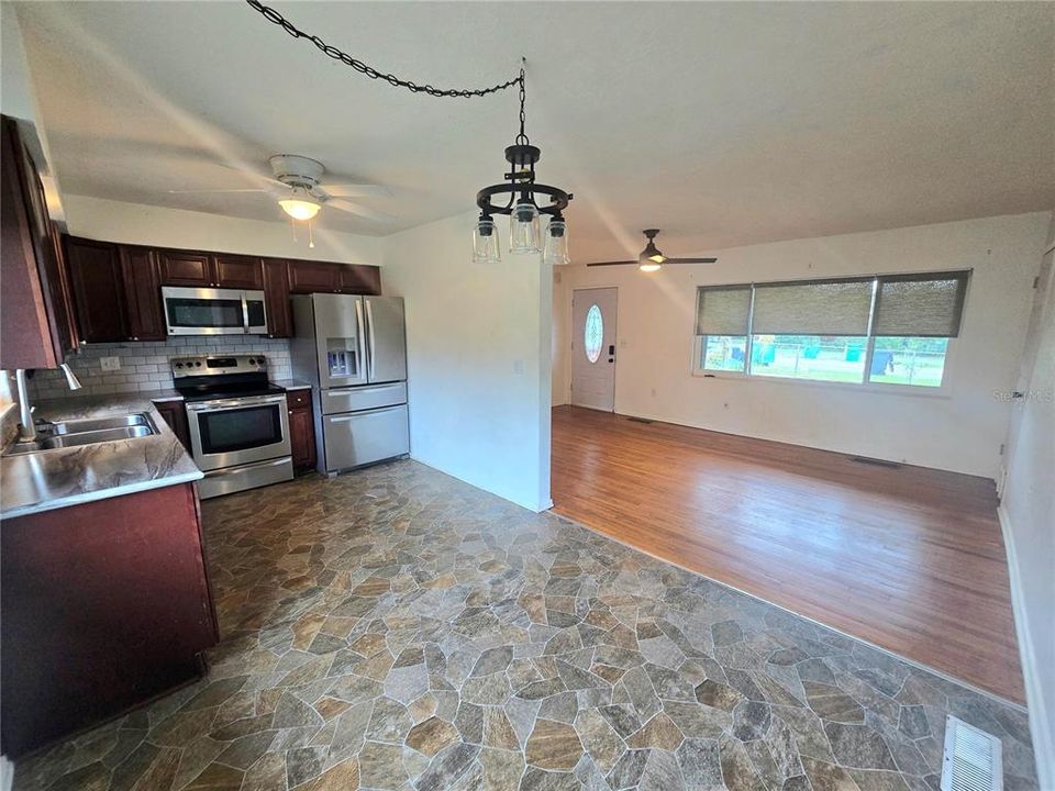 Active With Contract: $245,000 (3 beds, 2 baths, 1476 Square Feet)