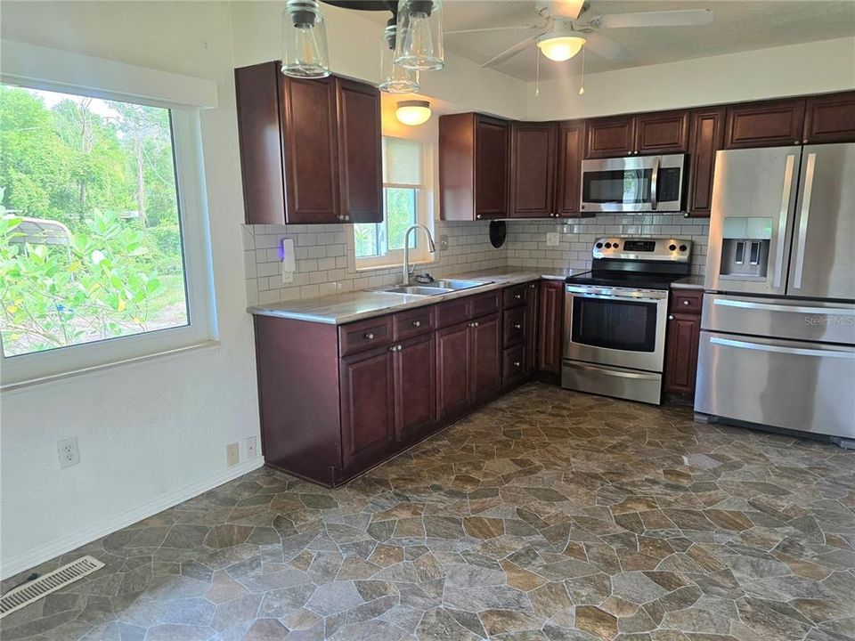 Active With Contract: $245,000 (3 beds, 2 baths, 1476 Square Feet)