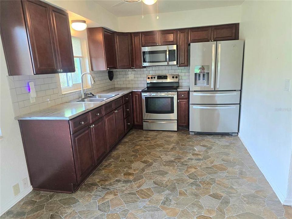 Active With Contract: $245,000 (3 beds, 2 baths, 1476 Square Feet)