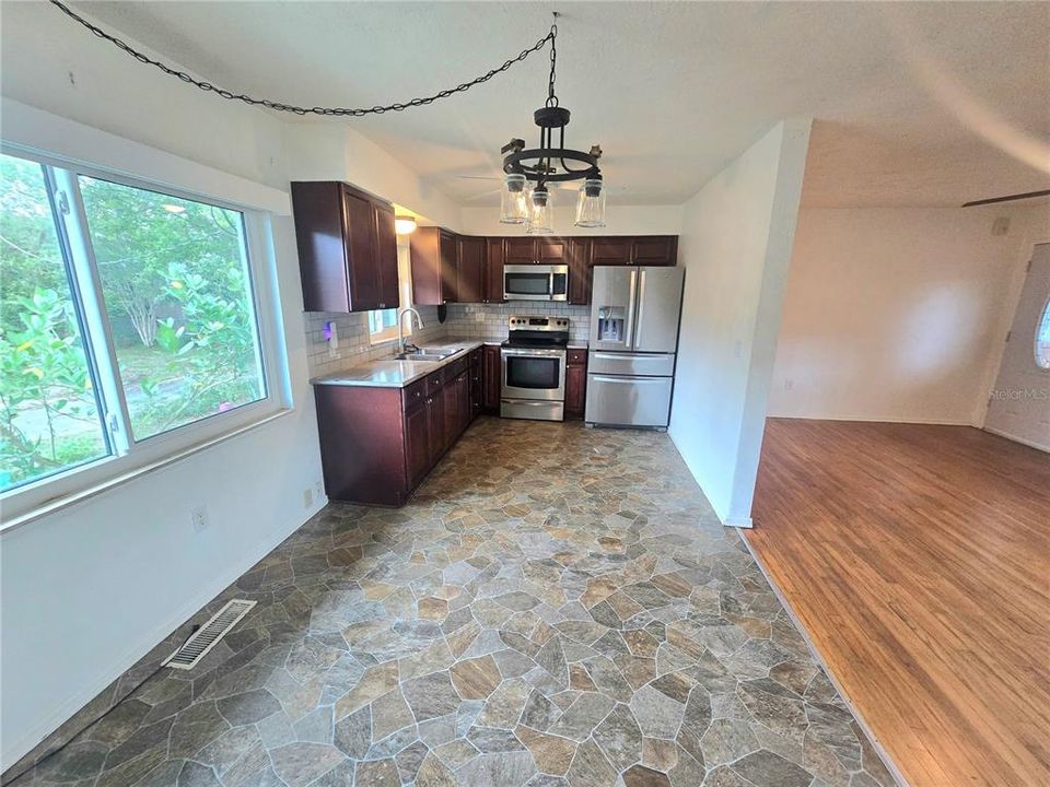 Active With Contract: $245,000 (3 beds, 2 baths, 1476 Square Feet)