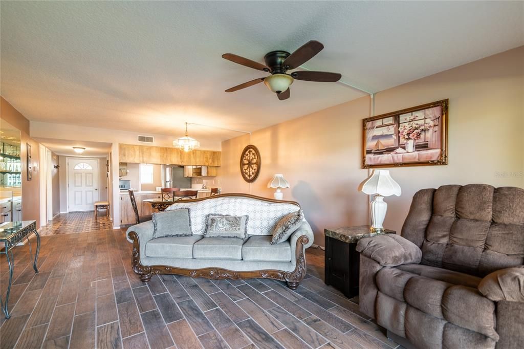 For Sale: $119,000 (2 beds, 2 baths, 1174 Square Feet)