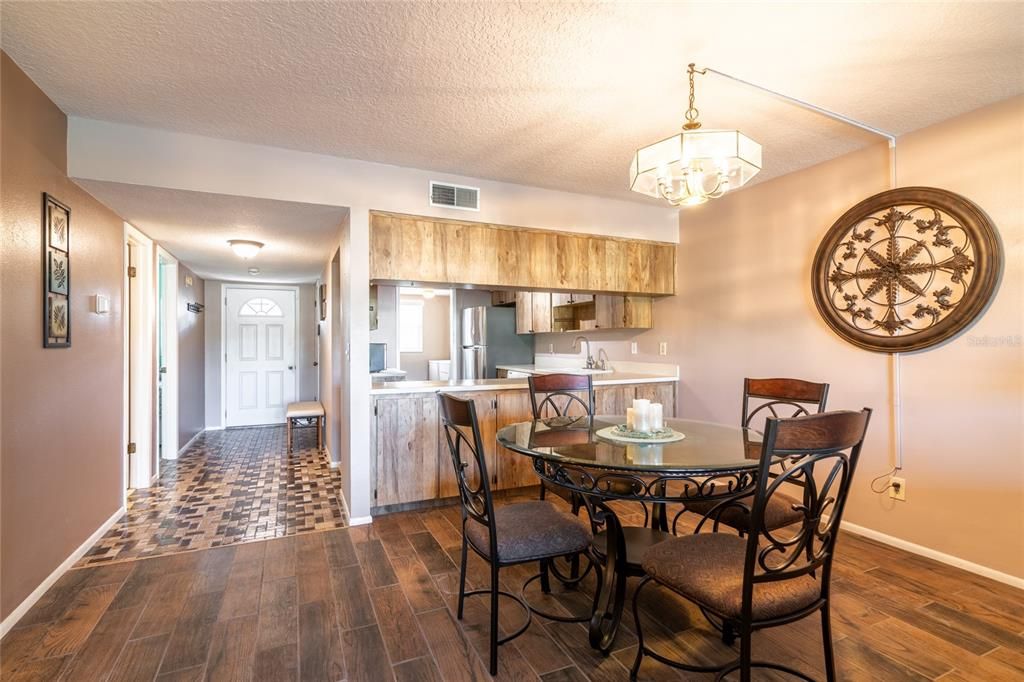 For Sale: $119,000 (2 beds, 2 baths, 1174 Square Feet)