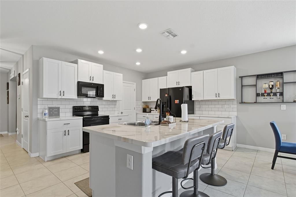 合同活跃: $530,000 (5 贝兹, 2 浴室, 2949 平方英尺)