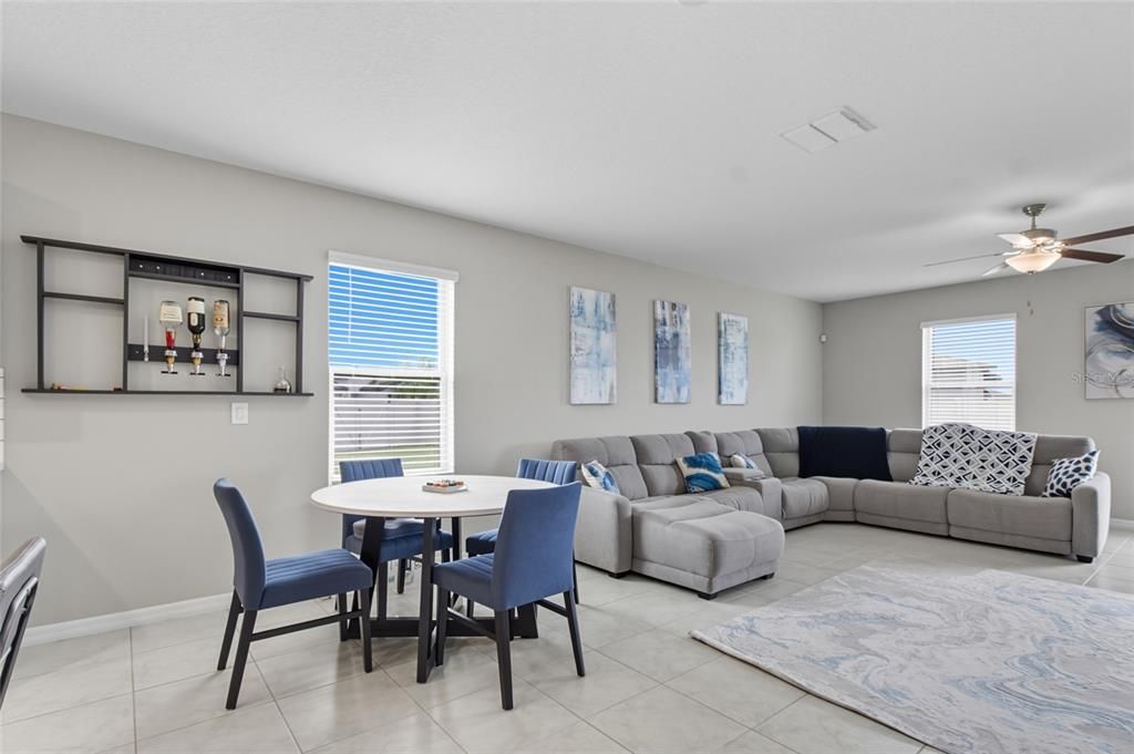 合同活跃: $530,000 (5 贝兹, 2 浴室, 2949 平方英尺)