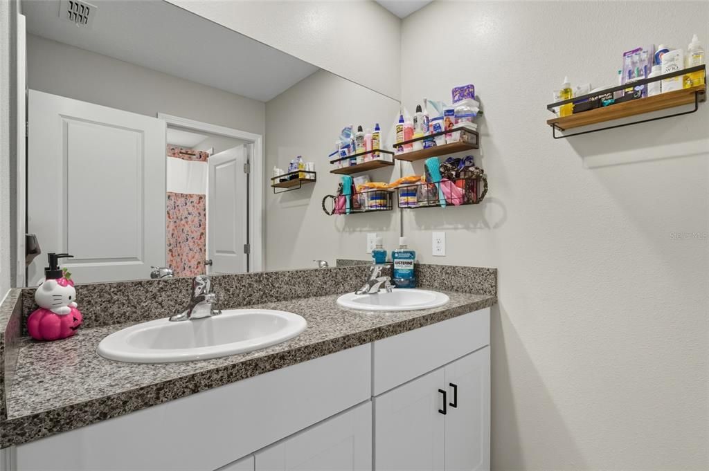 合同活跃: $530,000 (5 贝兹, 2 浴室, 2949 平方英尺)